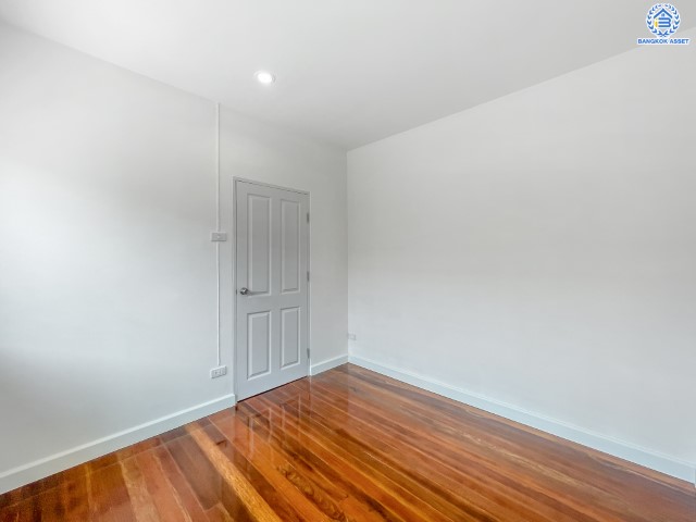 บ้านมือสองตกแต่งใหม่ ม.กฤษดานคร10 รัตนาธิเบศร์-บางใหญ่ ราคาถูกที่สุดในย่านนี้ บนเนื้อที่ 20 ตร.ว. ฟังก์ชั่น 3 ห้องนอน 2 ห้องน้ำ ทำเลเยี่ยมติดถนนรัตนธิเบศร์ ห่างรถไฟฟ้า "สถานีสามแยกบางใหญ่" เพียง 200 เมตร ใกล้เซ็นทรัลเวสต์เกตเพียง 1 กม. และจุดขึ้นทางด่วน "กาญจนาภิเษก"